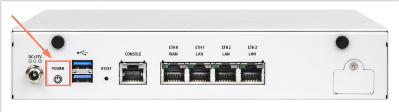 Der Ein-/Ausschalter liegt auf der Rückseite zwischen Stromanschluss und USB-Steckplätzen. Ein-/Ausschalter der Firewall auf der Rückseite