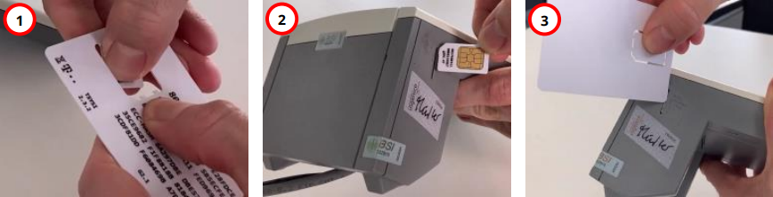 Die neue Karte steckt eingerastet im Kartenslot. Neue Karte im Kartenslot